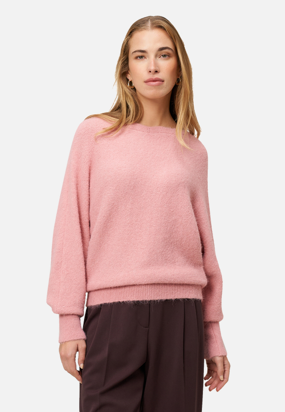 Strickpullover mit U-Boot Ausschnitt / Modellfoto Vorderseite
