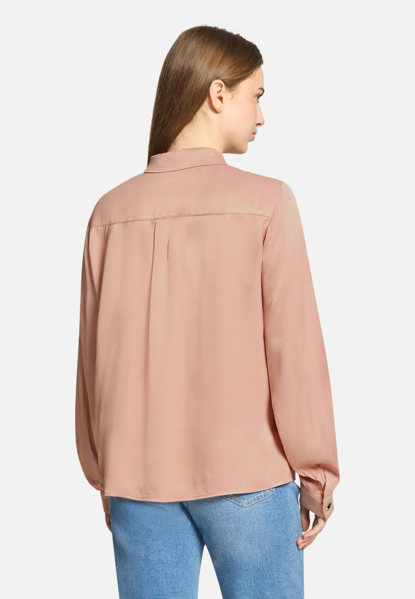 Satin-Bluse mit Knöpfen / Modellfoto Rückseite
