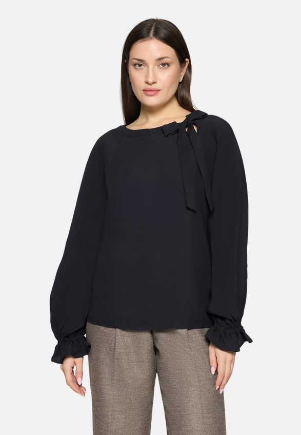 Casual-Bluse mit Schleifenknoten / Modellfoto Vorderseite