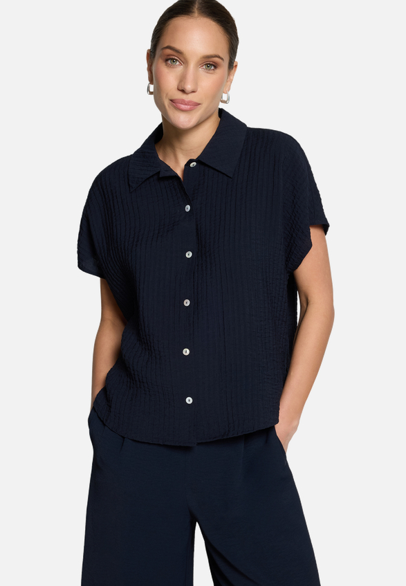 Hemdbluse  kurzarm Crinkle-Struktur / Modellfoto Vorderseite