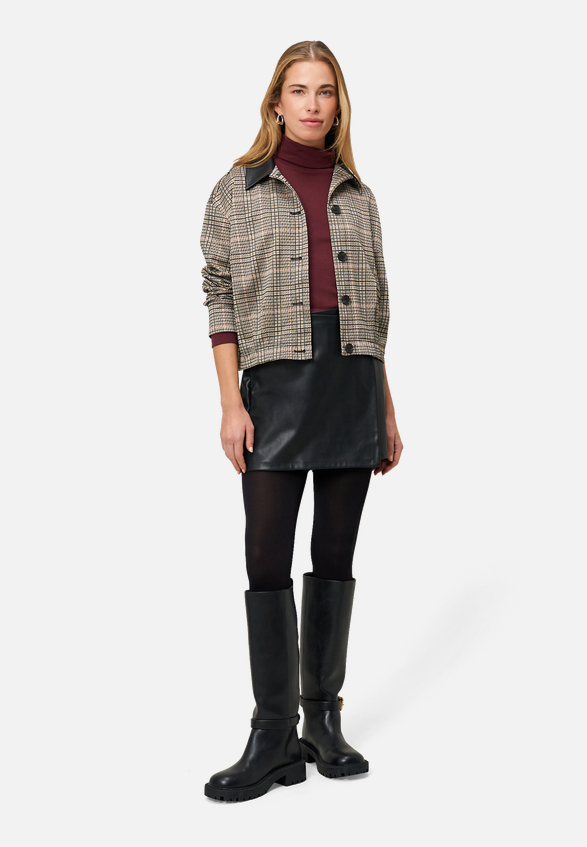 Karo-Jacke mit Knopfleiste / Modellfoto Vorderseite (Outfit)