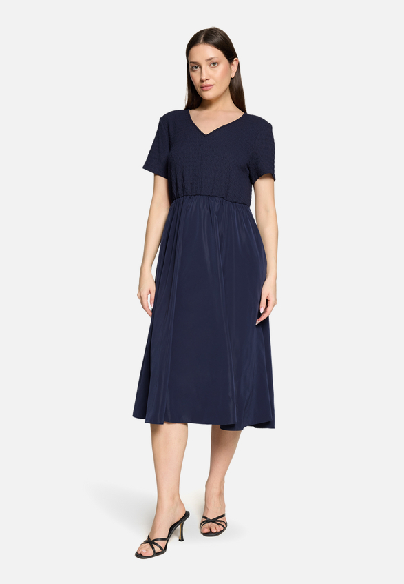 Midikleid mit Eingrifftaschen / Modellfoto Vorderseite