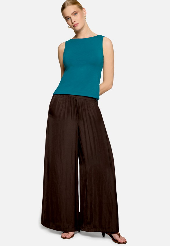 Basic-Top mit U-Boot Ausschnitt  / Modellfoto Vorderseite (Outfit)