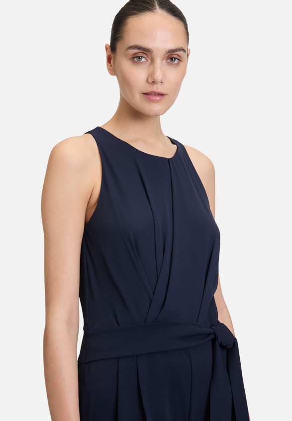 Jumpsuit mit Bindegürtel / Detailbild