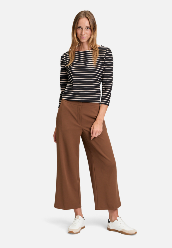 Ringelshirt mit U-Boot-Ausschnitt / Modellfoto Vorderseite (Outfit)