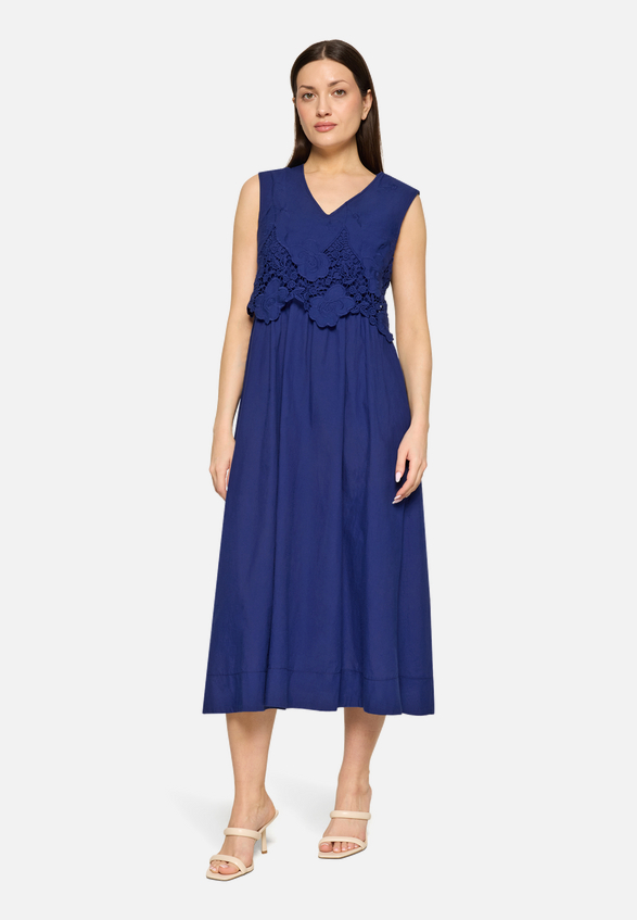 Midikleid mit V-Ausschnitt / Modellfoto Vorderseite