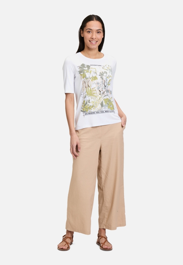 Basic Shirt mit Rundhalsausschnitt / Modellfoto Vorderseite (Outfit)