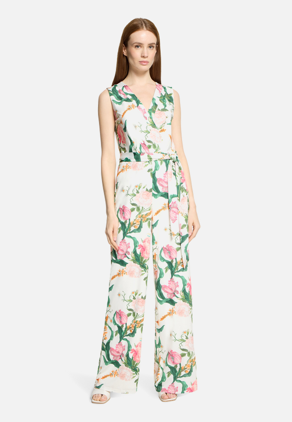 Jumpsuit mit Bindegürtel / Modellfoto Vorderseite