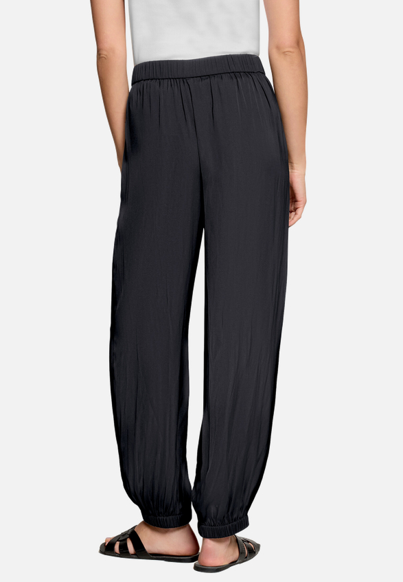 Schlupfhose  mit Gummizug  / Modellfoto Rückseite