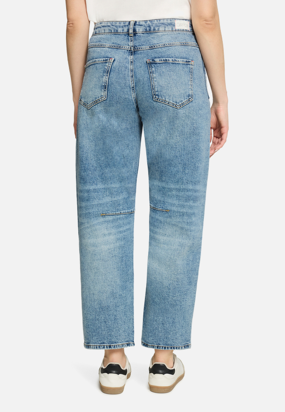 Used Look-Jeans mit Bindegürtel / Modellfoto Rückseite