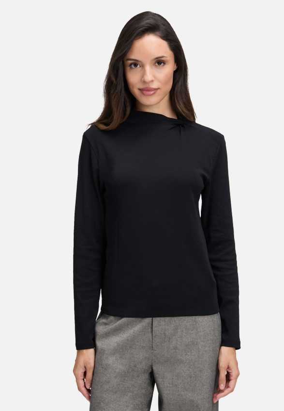 Langarm-Shirt mit Kragen / Modellfoto Vorderseite