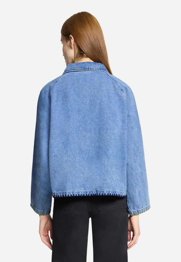 Jeansjacke mit aufgesetzten Taschen / Modellfoto Rückseite