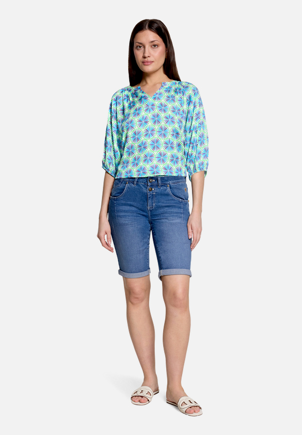 Casual-Bluse mit Raffung / Modellfoto Vorderseite (Outfit)