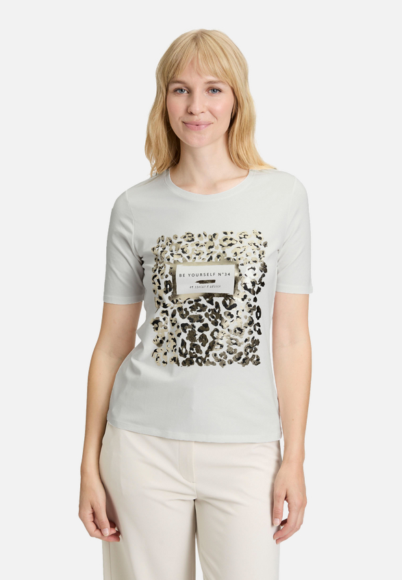 Basic Shirt mit Aufdruck / Modellfoto Vorderseite
