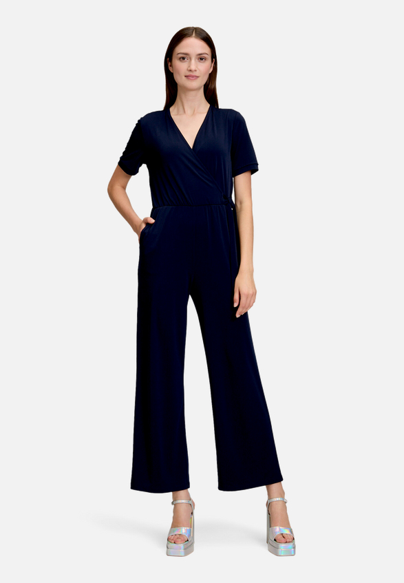 Jumpsuit mit Bindegürtel / Modellfoto Vorderseite