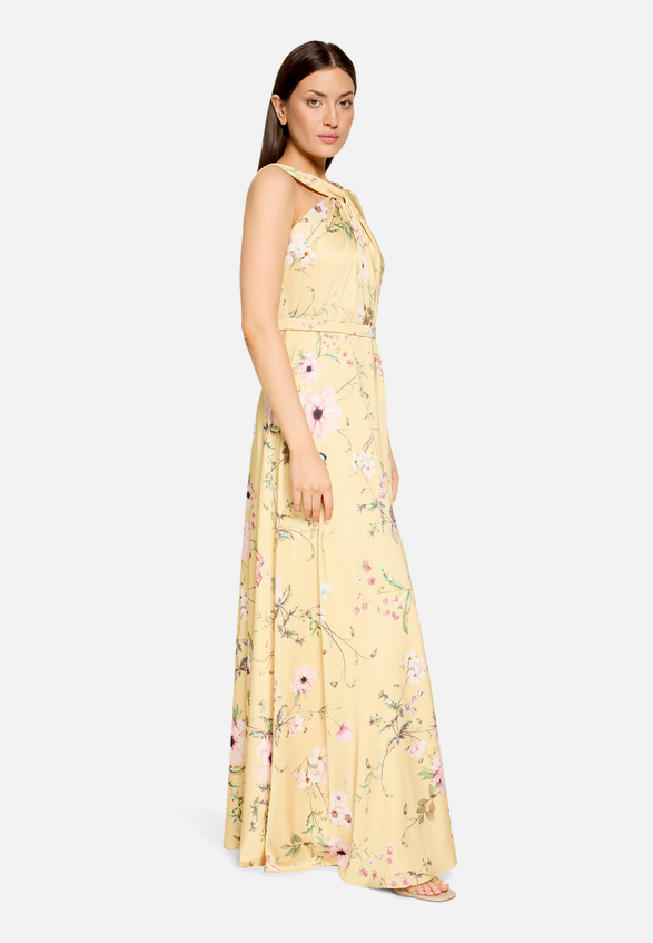 Abendkleid mit Blumenprint / Modellfoto Vorderseite (Outfit)