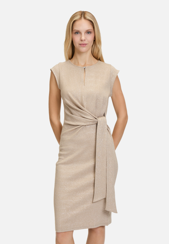 Jerseykleid mit Lurexfaden / Modellfoto Vorderseite