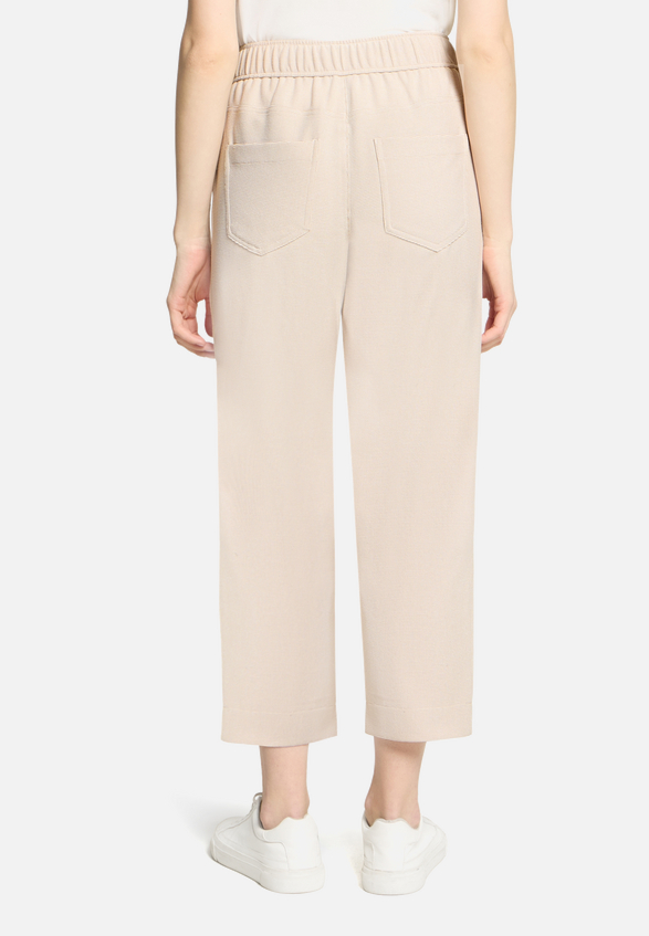 Casual-Hose mit elastischem Bund / Modellfoto Rückseite