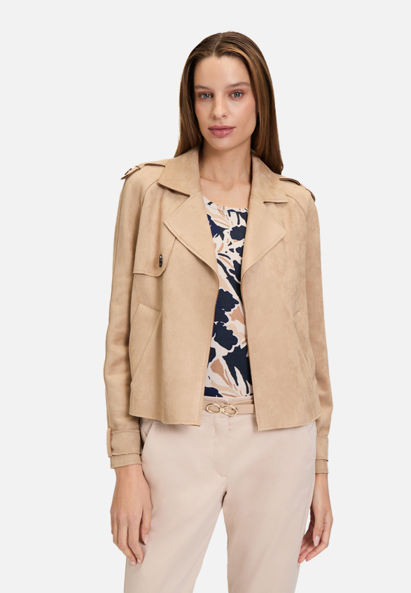 Trenchcoat kurz aus Velours-Stoff / Modellfoto Vorderseite