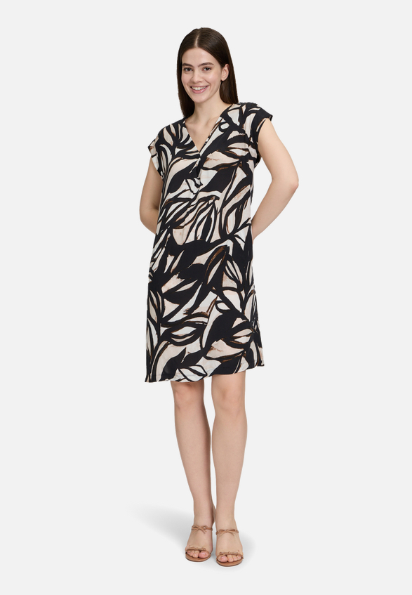 Casual-Kleid mit Print / Modellfoto Vorderseite (Outfit)
