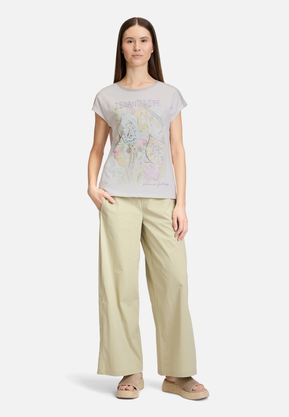 Rundhals-Shirt mit Placement / Modellfoto Vorderseite (Outfit)