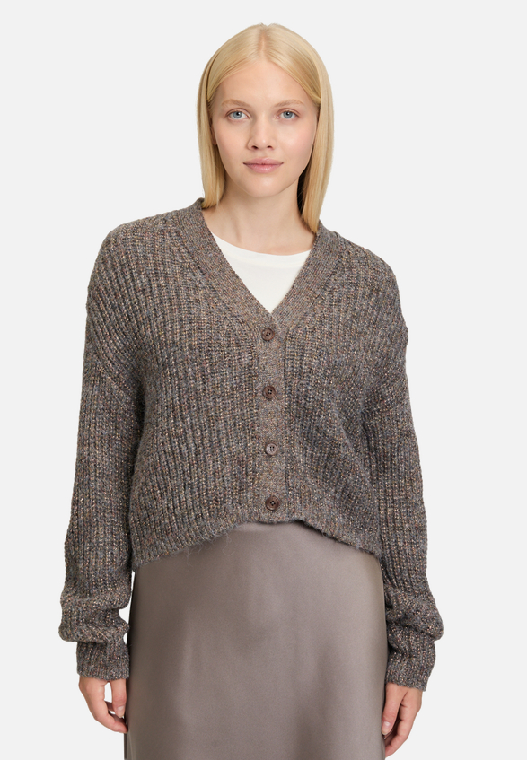 Cardigan mit V-Ausschnitt / Modellfoto Vorderseite