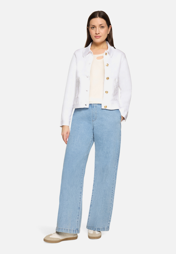Jeansjacke mit Lochmuster / Modellfoto Vorderseite (Outfit)