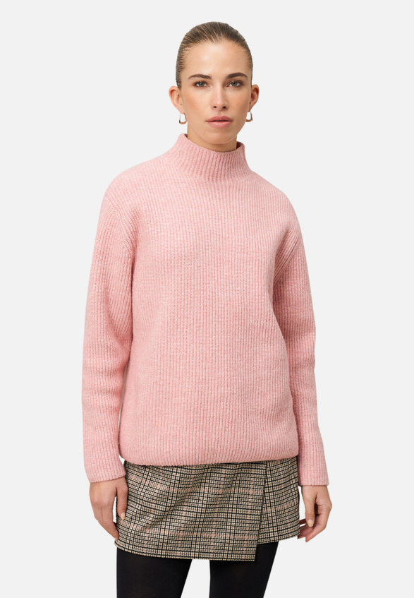 Strickpullover mit Stehkragen / Modellfoto Vorderseite
