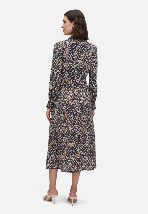 Hemdblusenkleid mit Bindegürtel / Modellfoto Rückseite