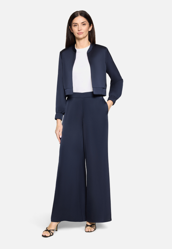 Modern fit Hose mit Taschen / Modellfoto Vorderseite (Outfit)