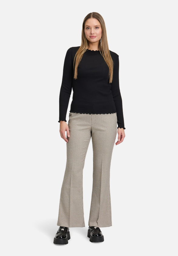 Stoffhose mit Bügelfalte / Modellfoto Vorderseite (Outfit)