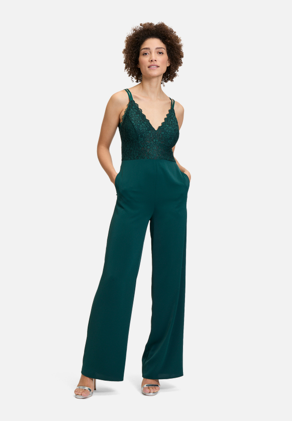 Jumpsuit mit Spitze / Modellfoto Vorderseite
