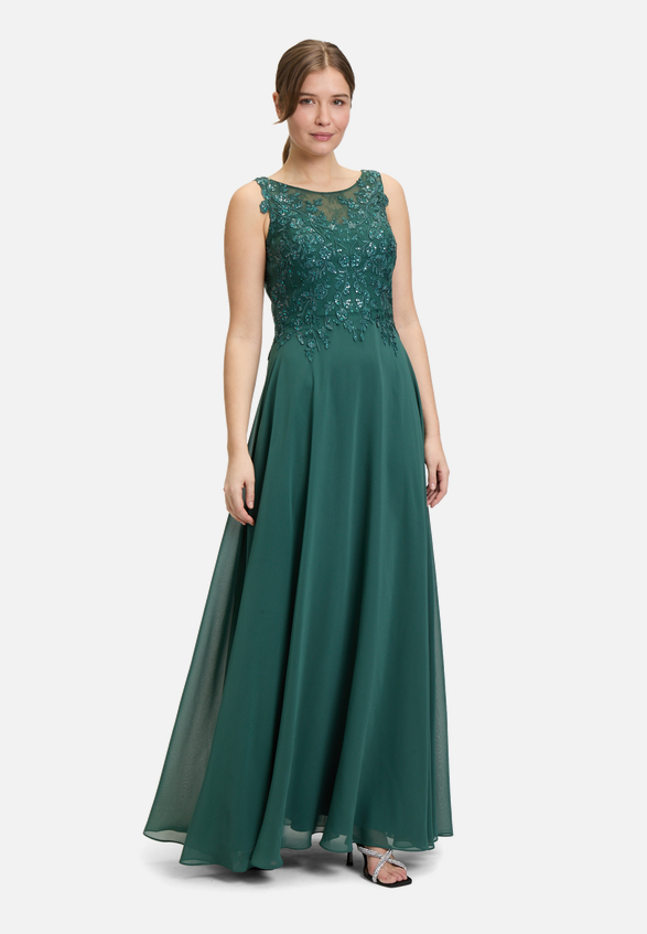 Abendkleid mit Stickerei / Modellfoto Vorderseite (Outfit)