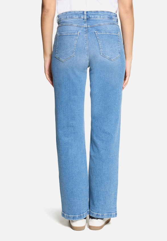 Stretch-Jeans mit Eingrifftaschen / Modellfoto Rückseite