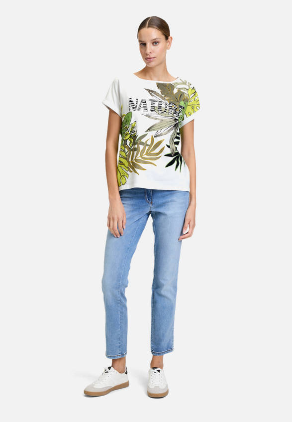 Halbarm-Shirt mit Ärmelaufschlag / Modellfoto Vorderseite (Outfit)