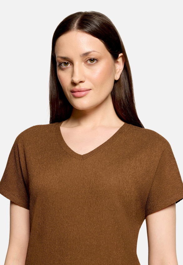 T-Shirt  aus Crêpe-Stoff mit V-Ausschnitt  / Detailbild