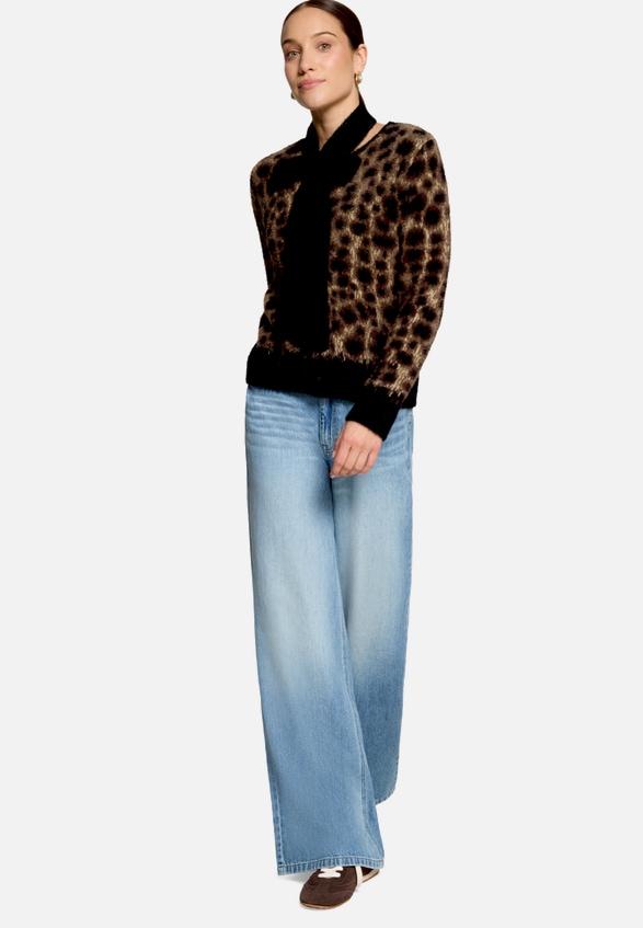 Flauschige Leo-Strickjacke mit Schal  / Modellfoto Vorderseite (Outfit)