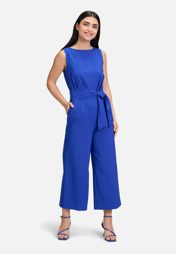 Eleganter Jumpsuit mit Eingrifftaschen / Modellfoto Vorderseite
