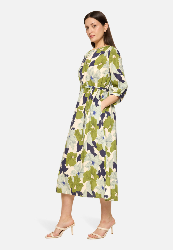 Blumenkleid mit Bindegürtel / Modellfoto Vorderseite (Outfit)