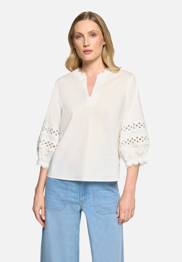 Casual-Bluse mit Spitzeneinsatz / Modellfoto Vorderseite