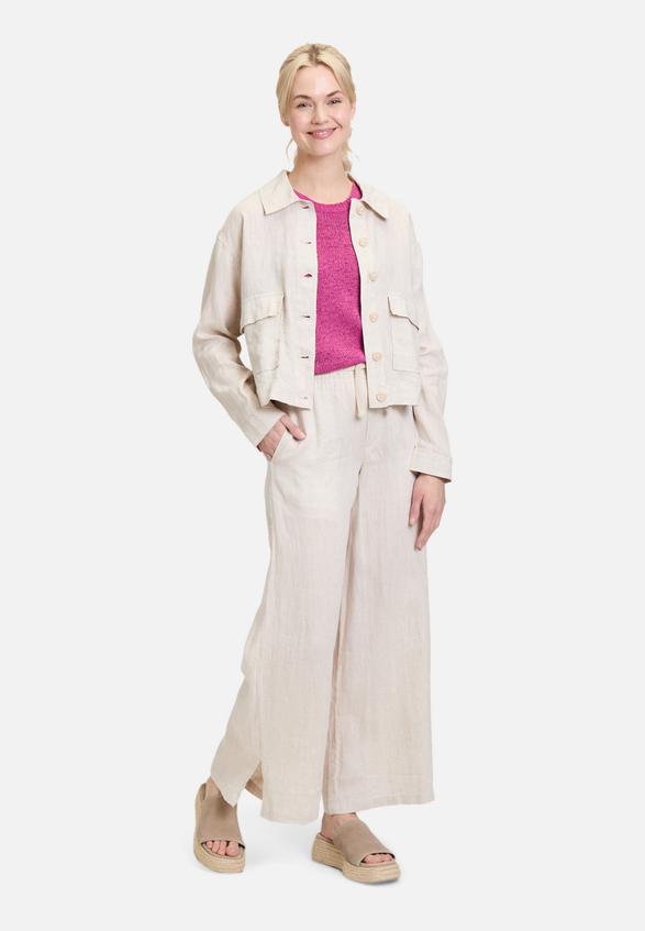 Leinenhose mit Taschen / Modellfoto Vorderseite (Outfit)