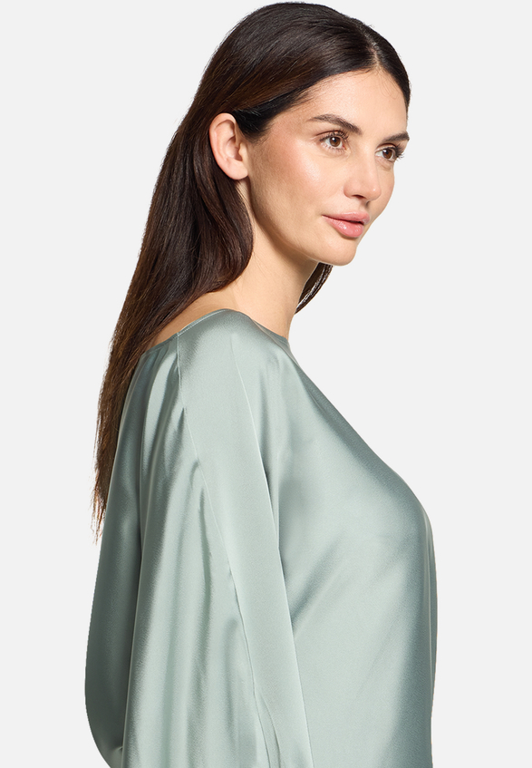 Satin-Bluse mit U-Boot-Ausschnitt / Detailbild