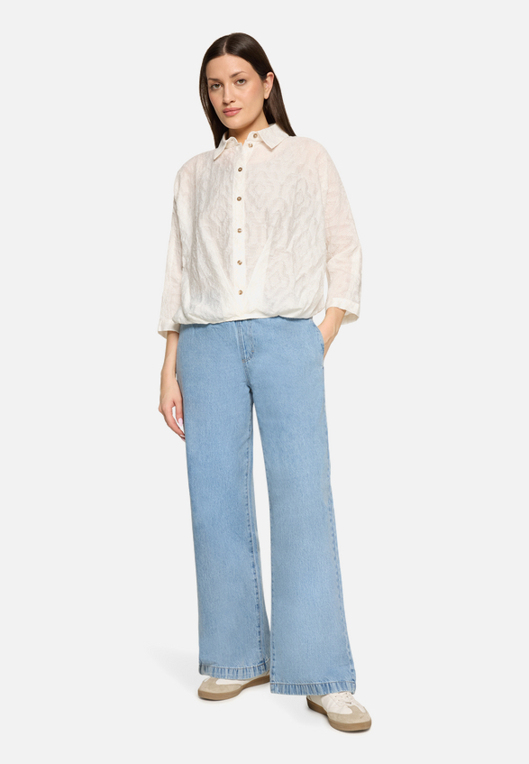 Oversize-Bluse mit Kragen / Modellfoto Vorderseite (Outfit)