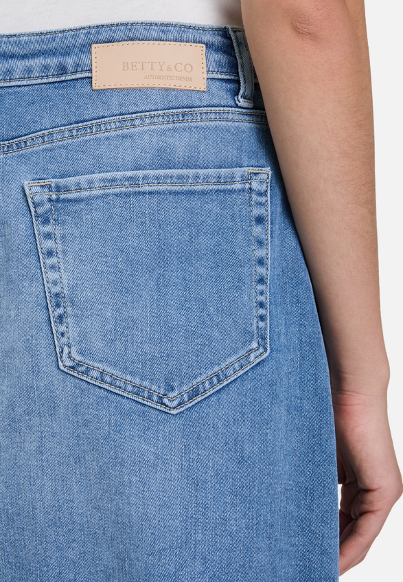 Jeansrock mit Waschung / Detailbild