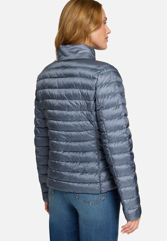 Steppjacke mit Stehkragen / Modellfoto Rückseite