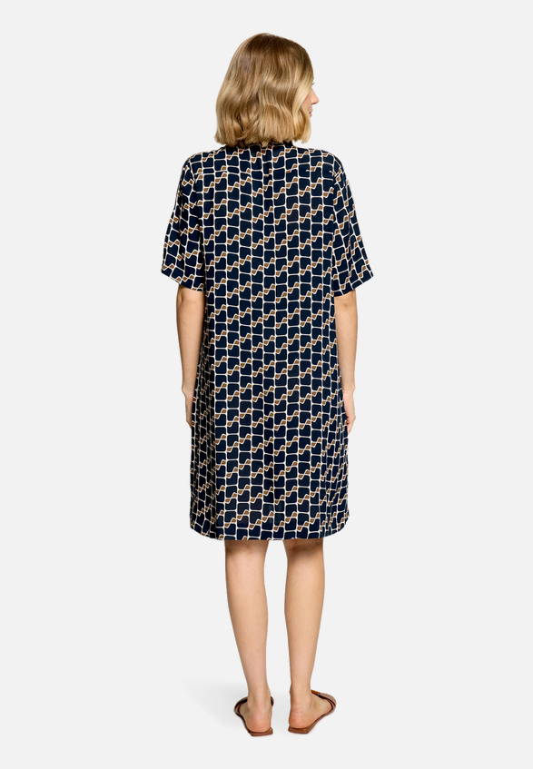 Hemdblusenkleid  mit grafischem Muster  / Modellfoto Rückseite