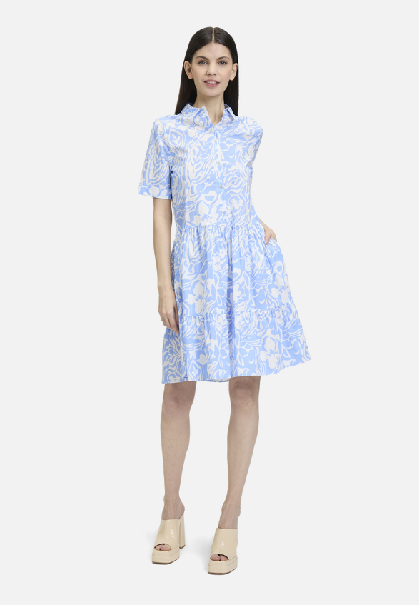 Blusenkleid mit Taschen / Modellfoto Vorderseite (Outfit)