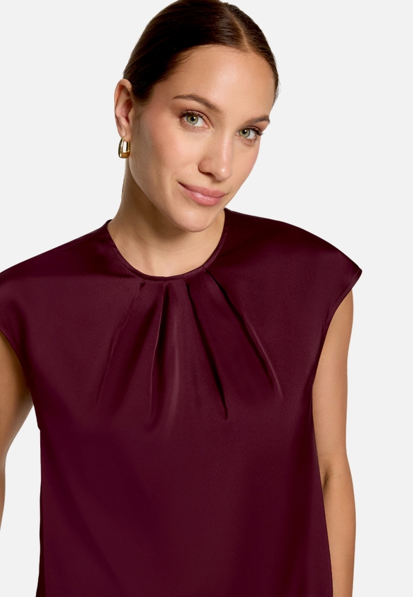 Satin-Bluse  mit Rundhalsausschnitt / Detailbild