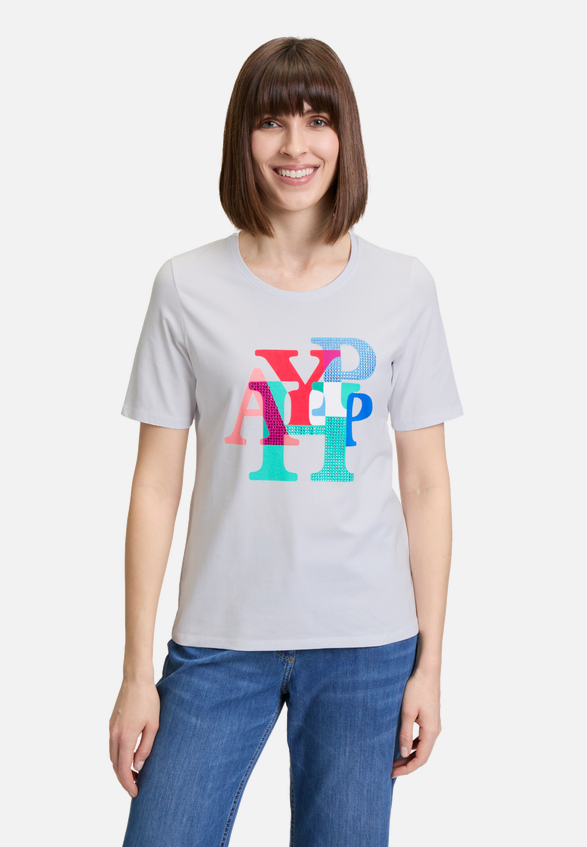 Basic Shirt mit Aufdruck / Modellfoto Vorderseite