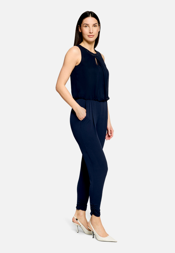 Jumpsuit mit Cut-Outs / Modellfoto Vorderseite (Outfit)